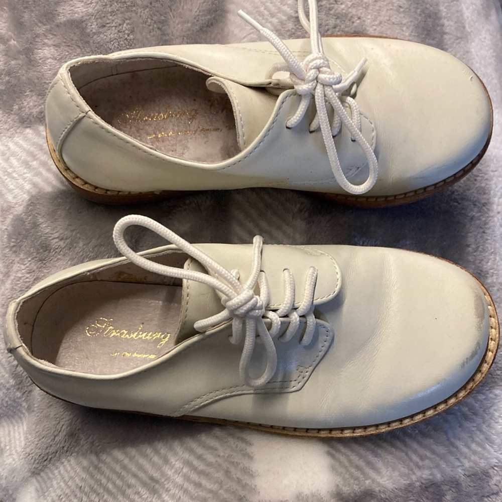 Strasberg Boys Size 12 Worn-in off-white Oxfords